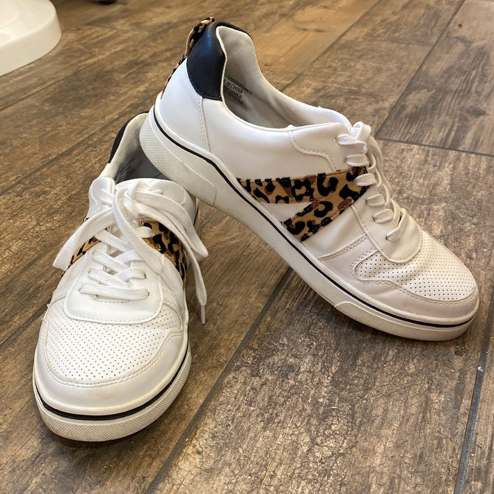 BKE WHITE/LEOPARD PERFORATED SNEAKER SIZE 8 1/2
